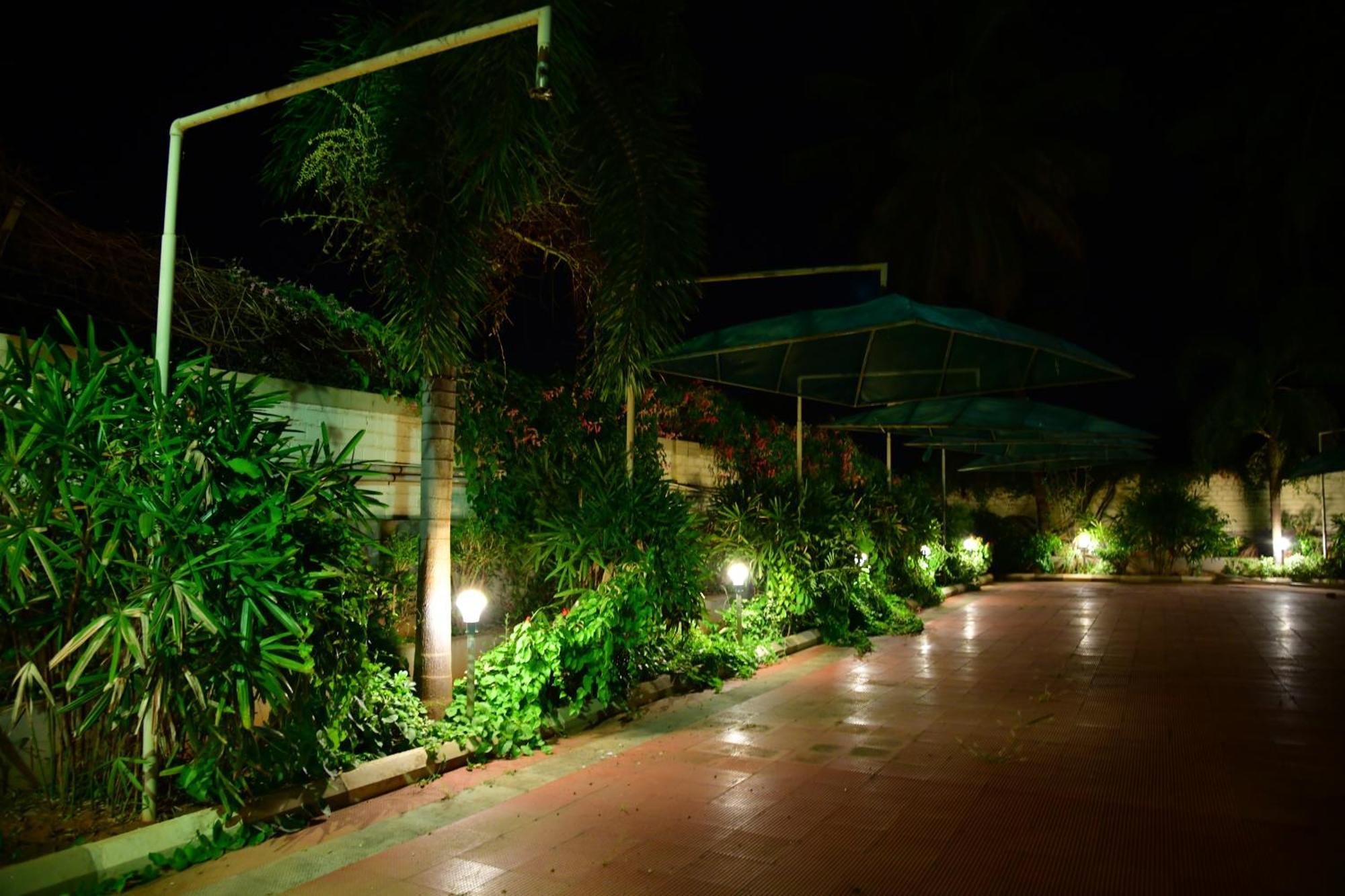 Nijaguna Resorts Chāmrājnagar 外观 照片